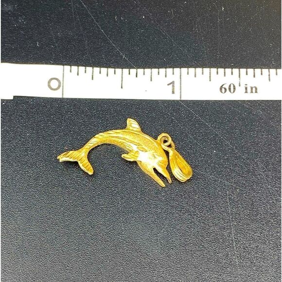 14K yellow gold etched dolphin pendent w/o chain weighing 1.37g - Picture 1 of 6